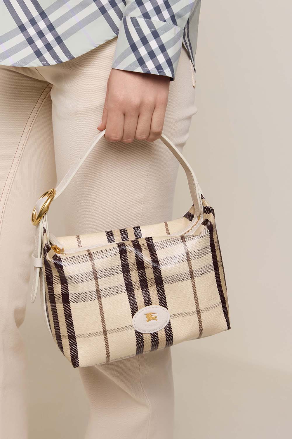 תמונת כל הלוק של תיק כתף מיני